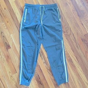 Men’s metallic grey windbreaker pant, size L.